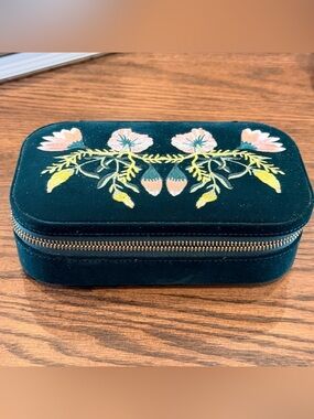 Like New Zoe Travel Zip Case in Dark Green Velvet - Wolf